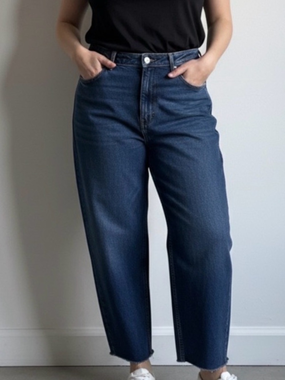 KOTN Sz 36 Relaxed Mom Ankle Length Raw Hem Medium Wash Jeans